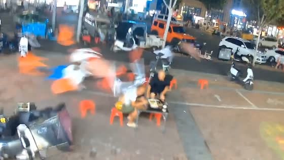Strong winds disrupt outdoor dining in Zhengzhou, China