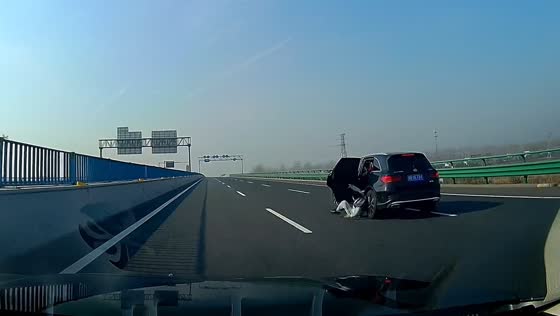 Woman falls out of moving car on highway in Hebei province