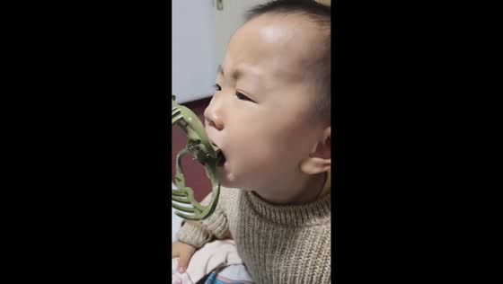 Toddler struggles with springy hair clip in Liaoning, China