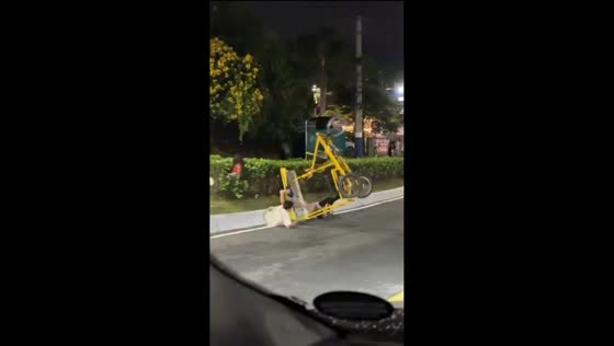 Overspeeding tricycle crashes near roadway in Camboriú, Santa Catarina, Brazil