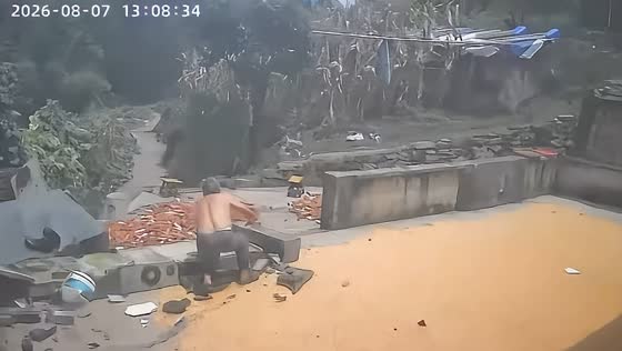 Man sprints for safety as 5.2-magnitude earthquake strikes in Sichuan, China