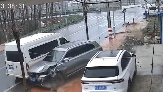 Collision between SUV and van captured on security camera in Anhui, China