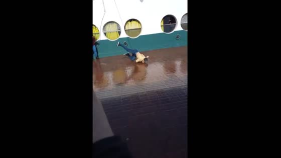 Person falls in comedic wet floor incident in Buenos Aires