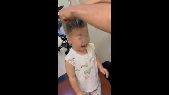 Toddler's face squishes through plastic container in funny mishap in Jiangsu, China