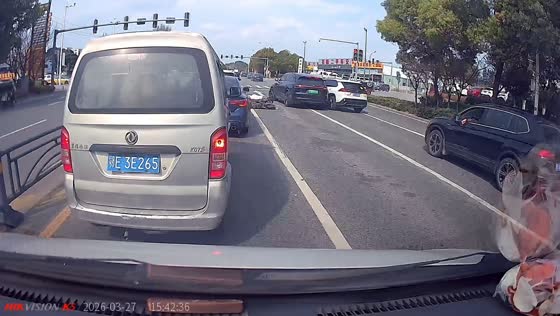 Motorcycle collides with car during lane change in Hubei, China