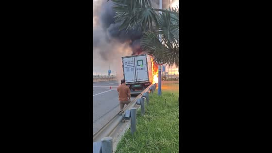 Truck engulfed in flames on roadside in Fujian, China