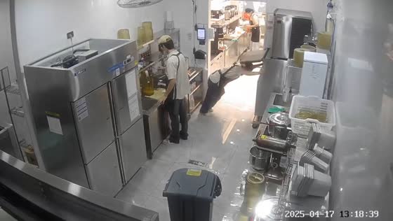 Worker hit by machine lid and slips on floor in Jiangsu, China