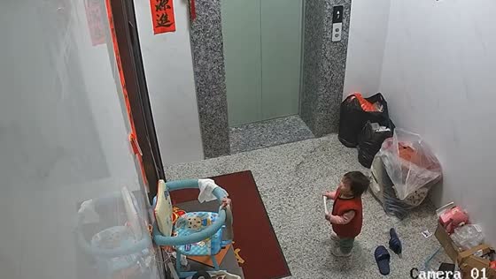 Parent accidentally locks child outside while taking out garbage in China