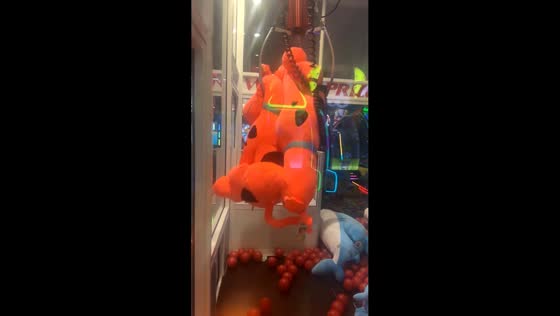 Claw machine wins double Scooby-Doo toys in New Jersey, USA