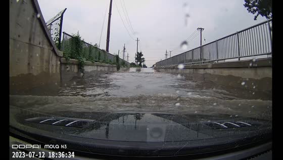 Driving triumph: conquering the flooded tunnel in Shandong's heavy downpour