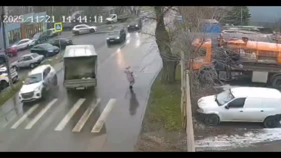 Gazelle van overturns while avoiding pedestrian in Mytishchi, Russia