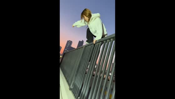 Woman loses balance during tumbling in Tianjin, China