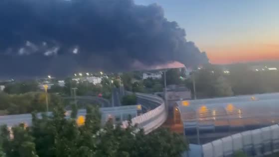 Massive fire engulfs Warsaw shopping complex