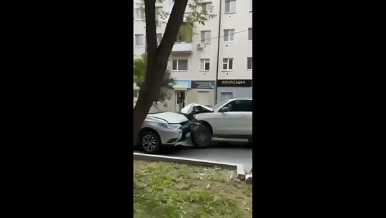 Drunk Mercedes driver causes 7-car pileup in Tyumen city center