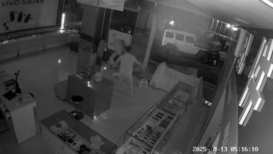 Man stops robbery attempt with thick wooden stick in Guizhou, China