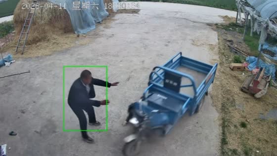 Child falls from tricycle after sudden movement in Anhui, China