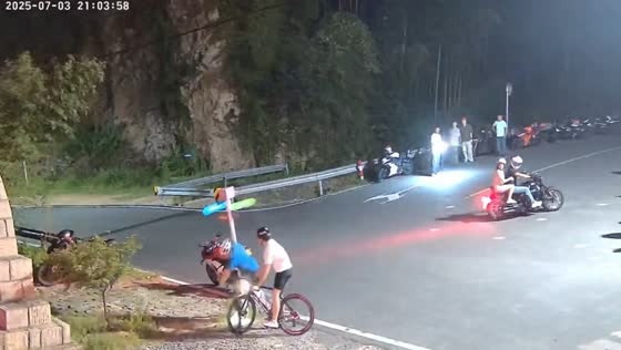 Biker crashes into wooden pole after failed downhill brake in Zhejiang, China