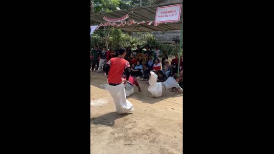 Participant collides with metal post in sack race in Yogyakarta