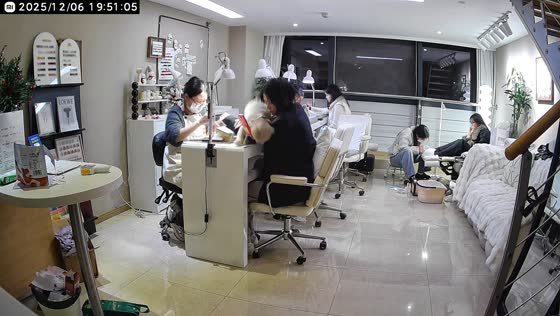 Cat unexpectedly falls inside nail salon in Zhejiang, China