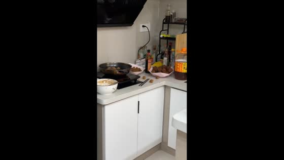 Splattering meatballs send cook retreating from stove in Jiangsu, China