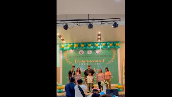 Graduate's heartfelt sign language tribute to parents leaves father stunned