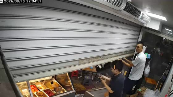 Man accidentally closes shop shutter while helping in Fujian, China