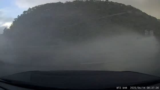 Driver loses control and narrowly avoids accident on wet road in Guangdong, China