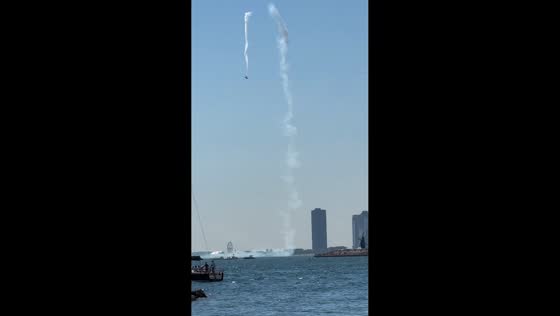 Small plane performs aerial show in Chicago, Illinois