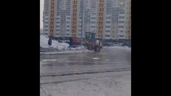 Chelyabinsk intersection flooded: pedestrians rescued using front-end loader