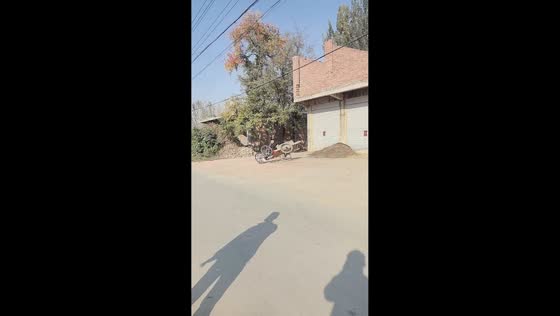 Wooden cart ride takes a tumble, leaving friends good laughter in Anhui, China
