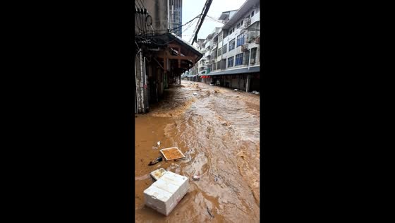 Fast-moving flash flood inundates city street in Guangxi, China