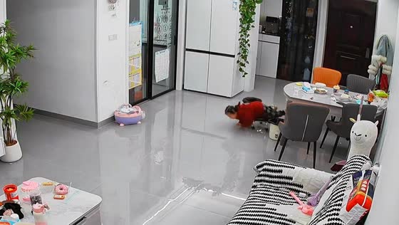 Child tumbles off small bench in surprising fall in Anhui, China
