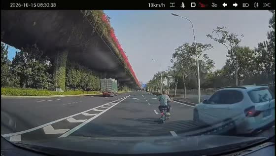 E-bike rider narrowly avoids collision while crossing multi-lane road in Fujian, China
