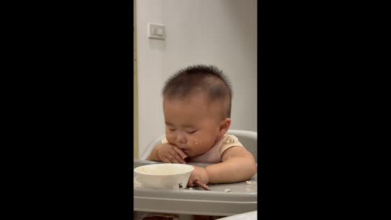 Toddler falls asleep in highchair and cries after startling awake in Hubei, China