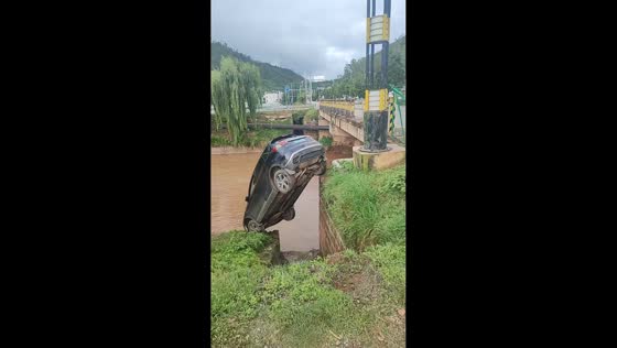 Car nearly plunges off riverbank in Yunnan, China