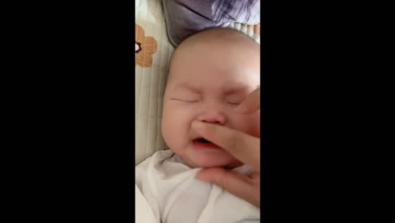 Toddler hilariously makes a “mama” sound while crying in Shandong, China