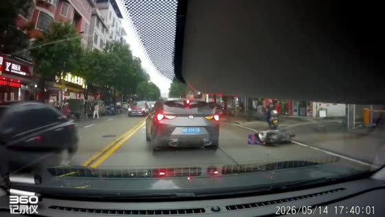 Dashcam captures e-scooter hit-and-run collision in Fujian, China