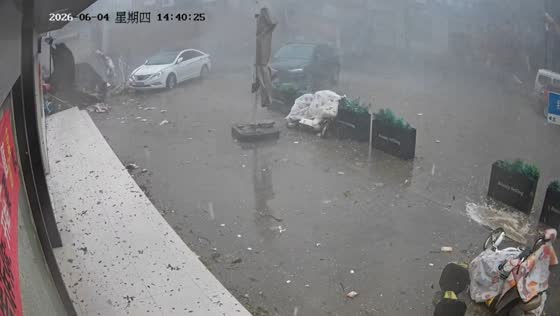 Gale-force winds and hailstorm send people rushing for shelter in Hebei, China