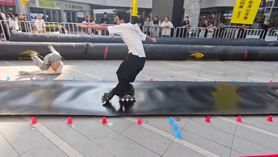 Photographer slip during roller skating competition in Jiangxi, China