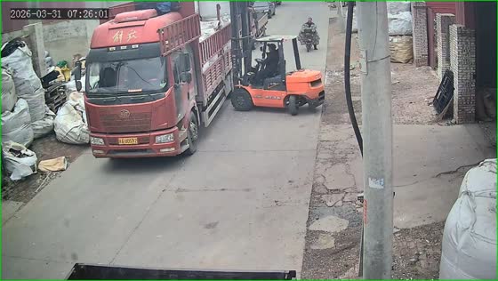 Forklift tips over while unloading container from truck in Hebei, China