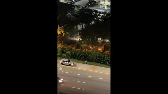 Hilarious couple fight on the expressway in Manila, Philippines