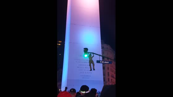 Argentina fan celebrates Copa America win with traffic light pull-ups