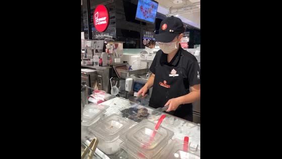 Ice cream toss cone awry: hilarious mishap in Taichung City 