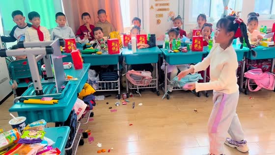 Student impresses classmates with fast card throws and nunchaku skills in Liaoning, China