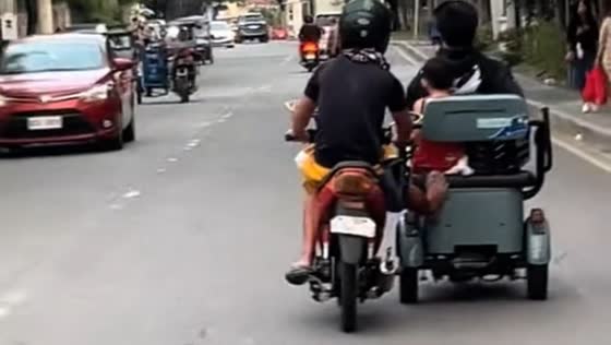 Passerby helps stranded e-bike with child in General Trias, Cavite, Philippines