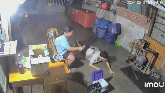 Swinging fail in Bac Lieu: video shows fall and sister's laughter
