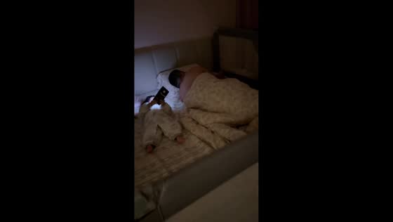 Wife catches husband asleep while child plays on phone in Liaoning, China