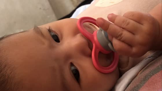 Baby makes unexpected gesture in Taguig, Philippines