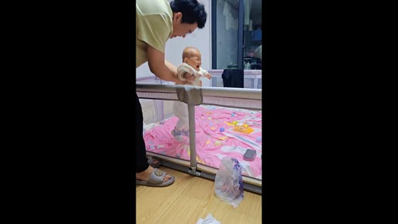 Toddler cries every time father places baby in playpen in Jiangsu, China