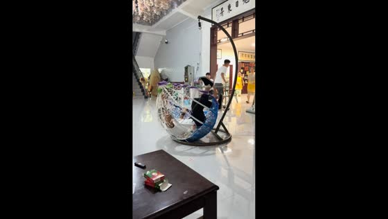 Hanging chair mishap catches man off guard in Anhui, China
